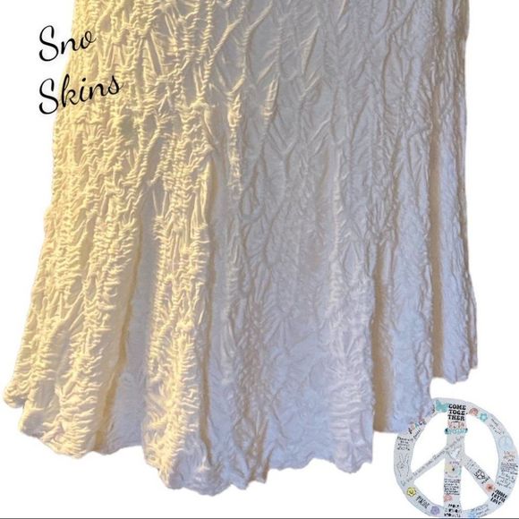 ๐
บSNO Skins NWT. White stretch textured dress. Size medium - Picture 4 of 15